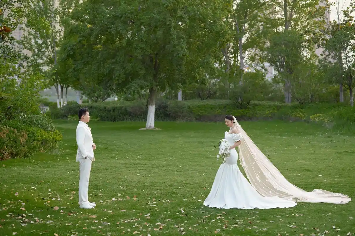 仪式感草坪森系婚纱照 壹家摄影 客片分享 菏泽婚纱照 外景森系
