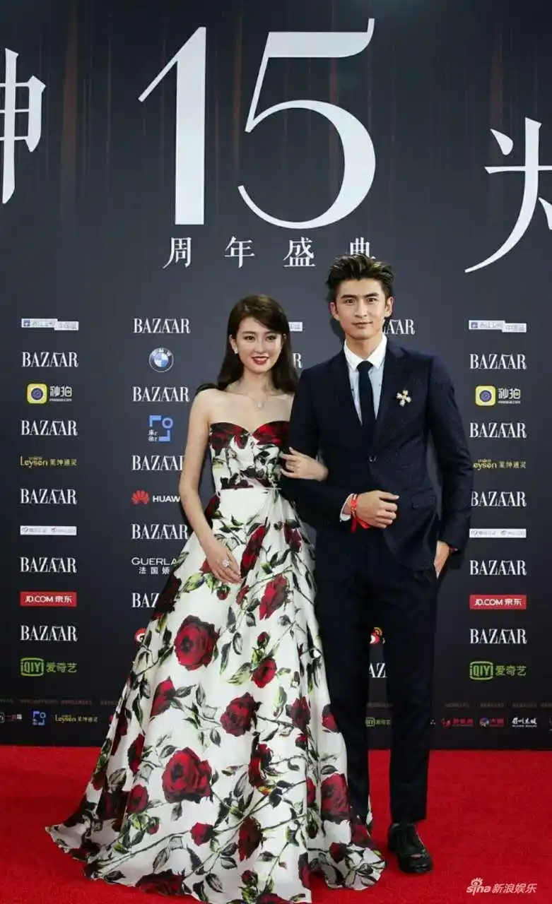 组图张云龙乔欣携手亮相红毯一袭抹胸长裙露性感