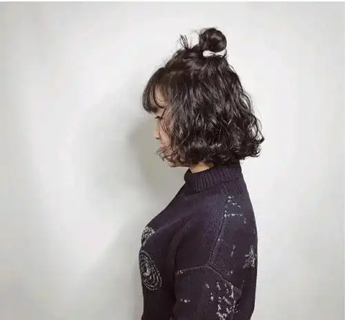 圆脸适合的发型:齐肩锁骨短发性感温柔,气垫烫给你另类活泼!