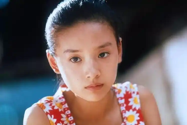 说起董洁的出道经历,童年时一直学习舞蹈的她,在解放军艺术学院钡业