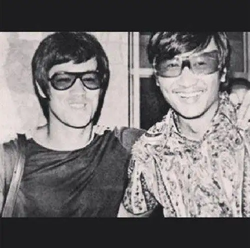 谢贤与李小龙合影旧照曝光齐戴黑超非常有型