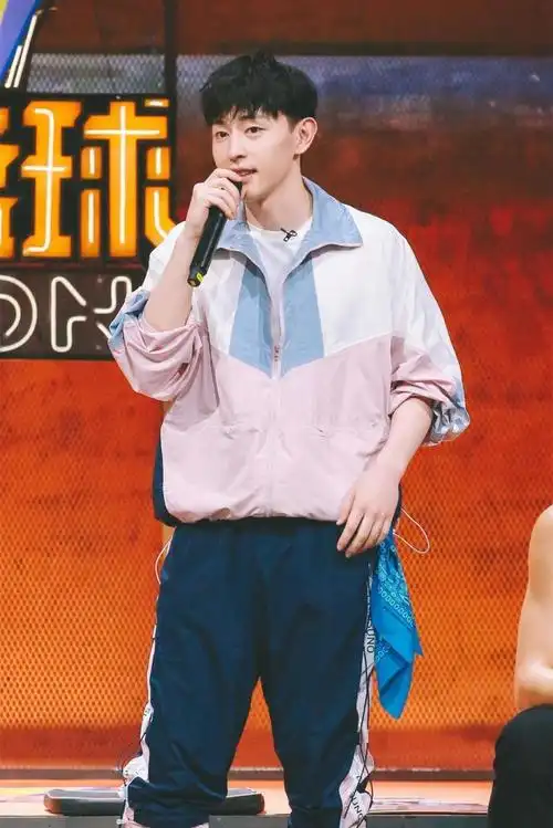 离开娱乐圈两年的邓伦,如今过得有多惨?连赔偿金的钱没钱给了