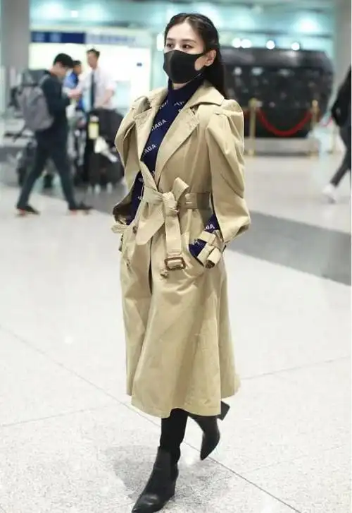 明星小姐姐穿开叉袖风衣好兜风搭黑色短靴显腿长