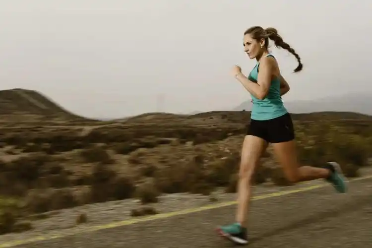 晚上在山上跑步的漂亮女孩
