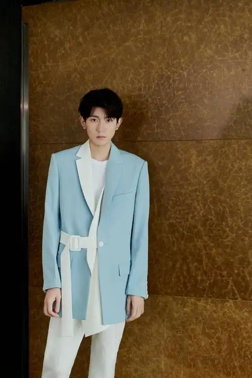 王源浅蓝拼色西装出席活动尽显清爽帅气演绎干净少年气超吸睛