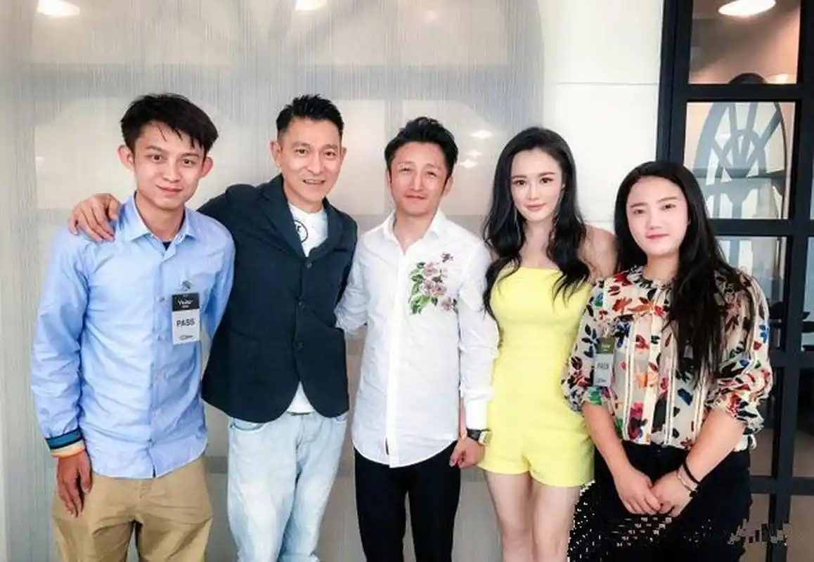 刘德华与奥运冠军邹市明夫妇合影