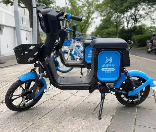 小哥骑的车,看着挺拉风的,走到跟前一看竟然是新款的哈啰共享电单车