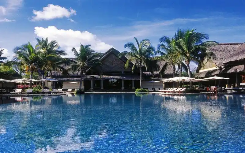 度假村外清新泳池风景图片桌面壁纸下载