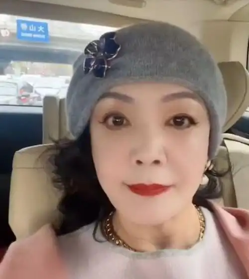 娱乐张兰喊话全国物流小哥凡车上有麻六记产品随便吃一起度过难关