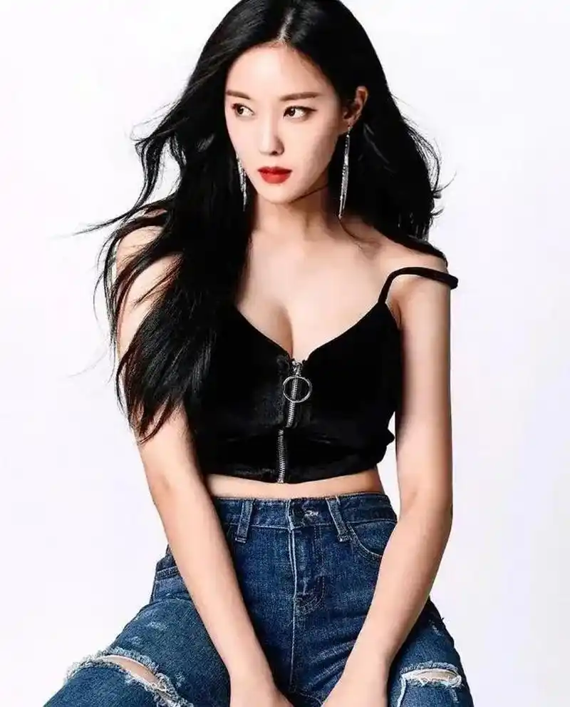 朴孝敏,韩国女演员,天生尤物,身材曼妙,肤白貌美,天生丽质.