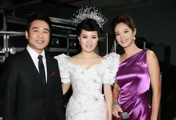 雷佳之所以能让妻子毫无顾虑地追求音乐梦想,是因为他深知公众人物的