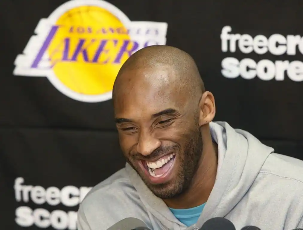 科比携霍华德出席湖人赛季总结发布会