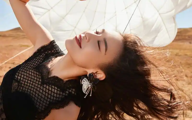 黄圣依秋冬公路大片高清桌面壁纸