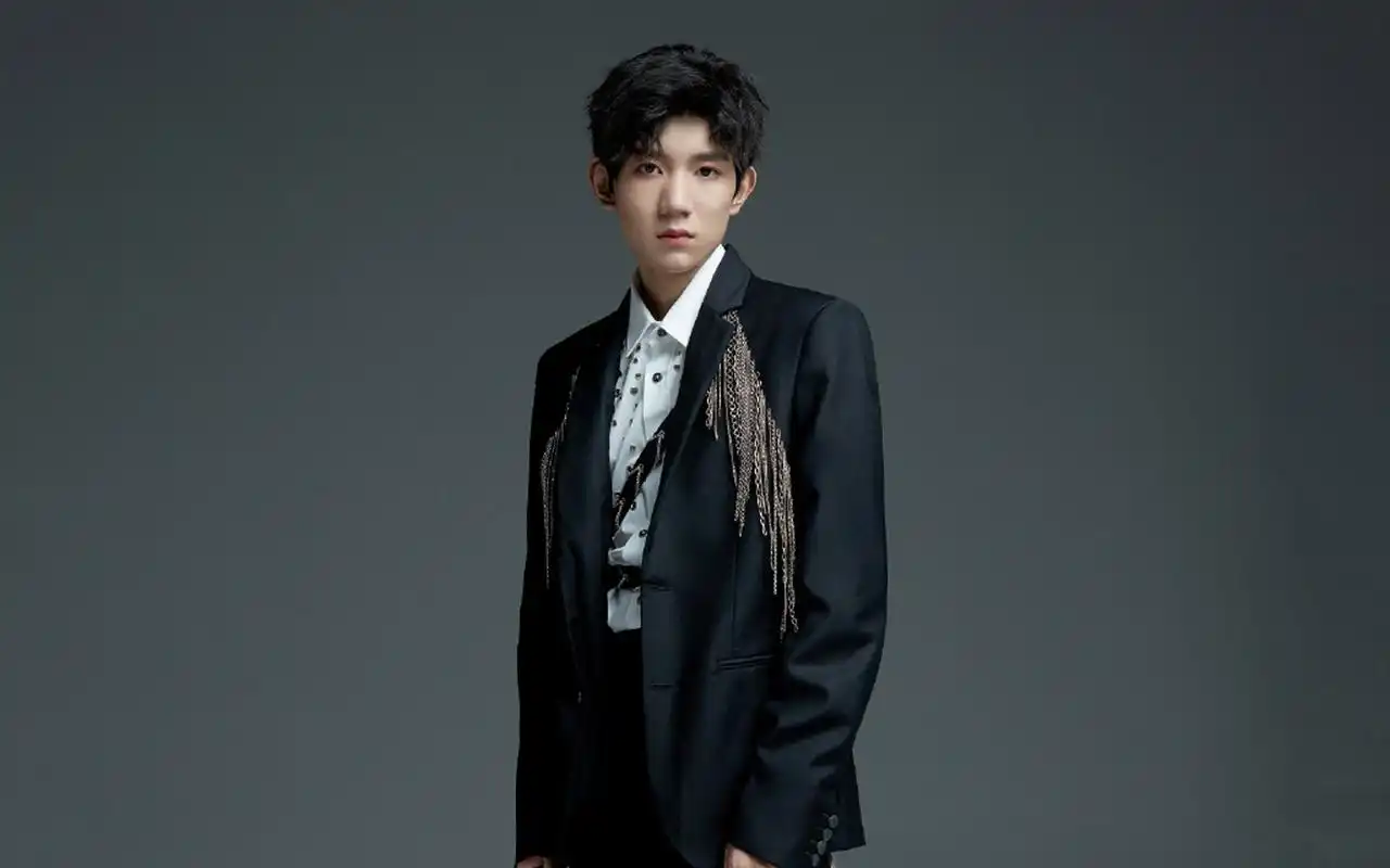 王源酷帅黑白写真桌面壁纸