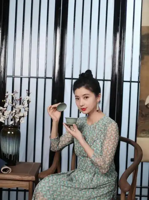 演员斓曦,在去吃饭路上捡来了一个老公,低调生活幸福了十年!