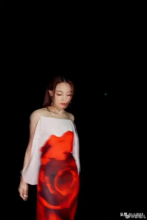 容祖儿晒最新穿搭美照,一袭红白色吊带露背长裙,性感优雅美丽!