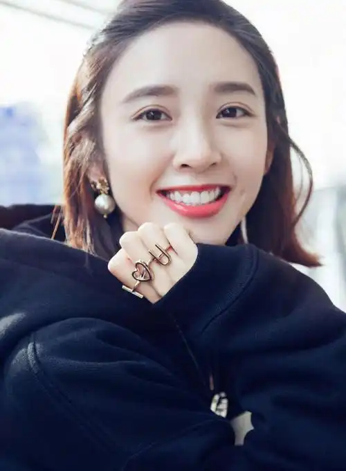 一口又白又亮又整齐的牙齿,真的是女明星的加分项,毕竟每天面对的都是