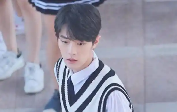 肖战学生造型爆光,三十岁演学生依然青春帅气