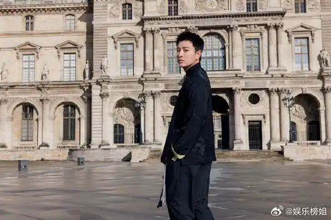 贾乃亮于巴黎街头身着龙纹刺绣新中式…|贾乃亮|巴黎|国风_新浪新闻
