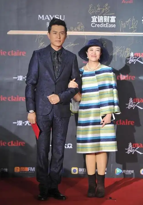 41岁靳东全家照,见了母亲就知道他为何这么帅,儿子像他睫毛逆天