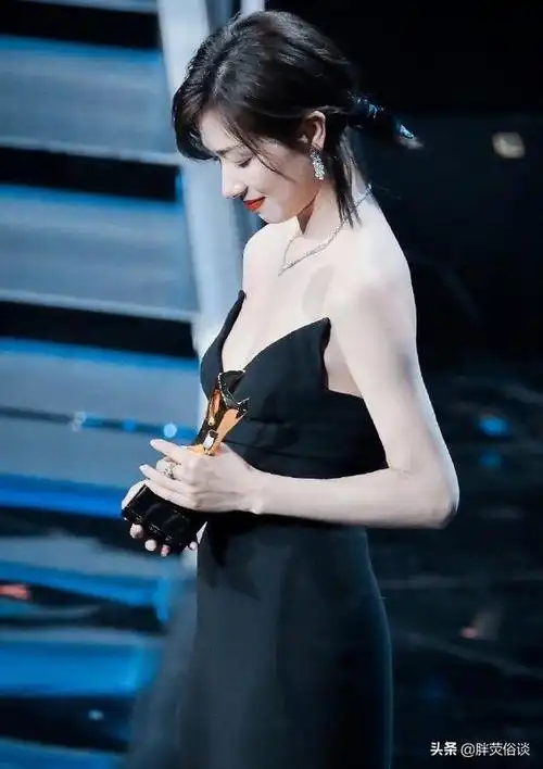 万茜一袭黑色开叉长裙参加颁奖礼高冷的气质让她光彩夺目