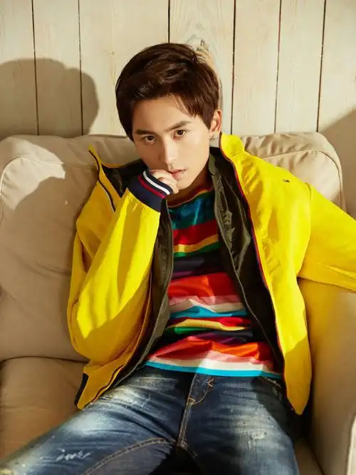 > 张哲瀚时尚杂志封面高清图片(8/8)