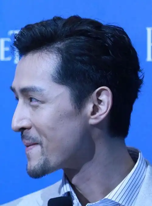 胡歌久违营业复古造型苏爆少女心举止优雅小胡须man味十足