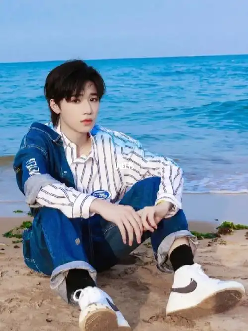 宋亚轩|浅空天胧壁纸