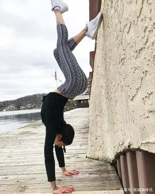 毛晓彤终于逆袭,穿粉色开叉长裙小蛮腰抢镜,配齐刘海少女感十足