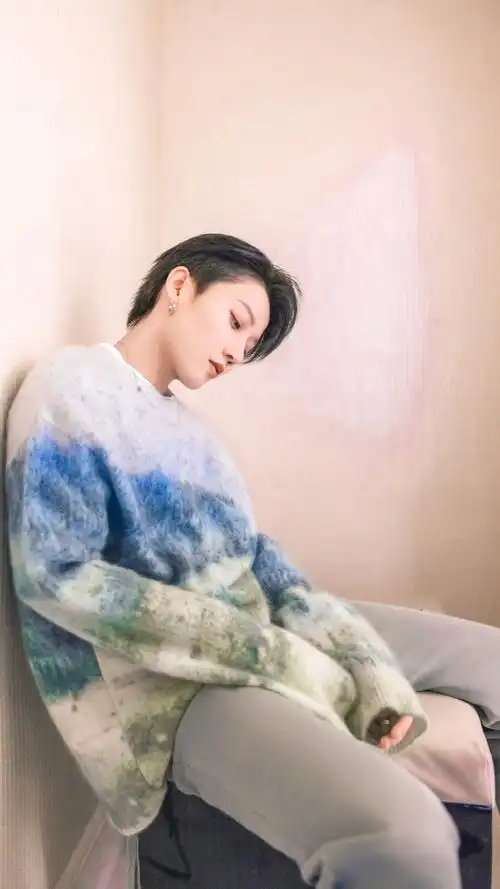 刘雨昕氛围感毛衣写真