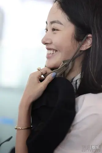 杨采钰斜裁衬衫简约前卫素颜状态曝光