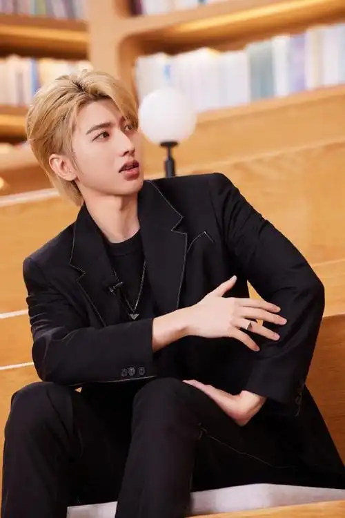 爆!蔡徐坤和二字一线女星谈恋爱