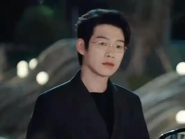 熊梓淇在《浪花一朵朵》里演的是一名游泳运动员,然而站在泳池旁只穿