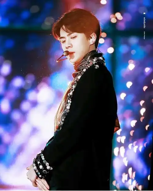 吴世勋/白衬衫顺光下的神颜仙子吴 17年舞台上已经成型的总裁 橙子勋