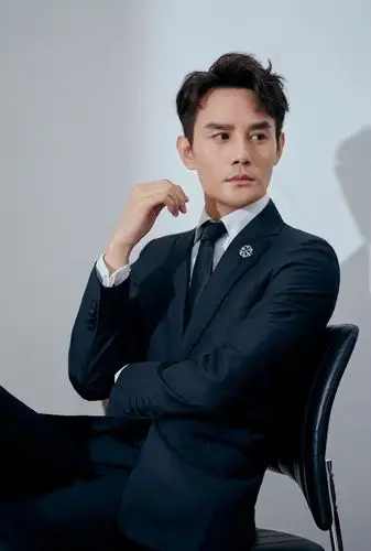 王凯一组写真,身穿西服套装绅士迷人,身姿挺拔
