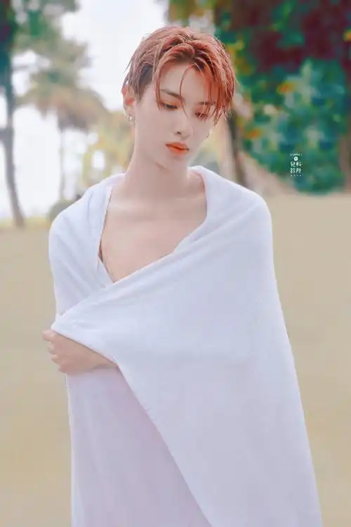 黄明昊海边浴巾大片