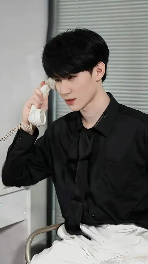 张真源超话#张真源问谁上当了#张真源西装造型好帅啊!