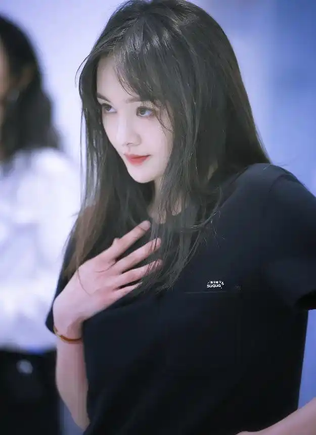 来看漂亮姐姐啦~郑爽身材优越细胳膊长腿,腕线过裆,天生的穿衣架,穿