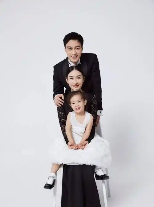 陶昕然全家福曝光,老公帅气,女儿像小天使_一家_黑色_安陵容