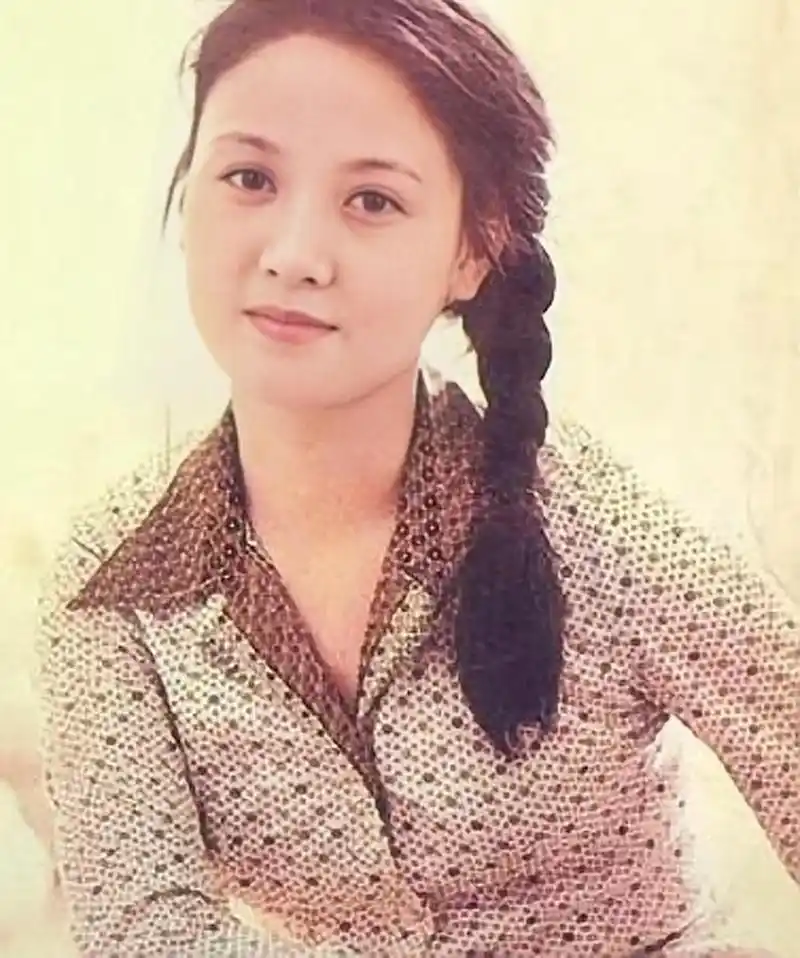 邓婕罕见老照片