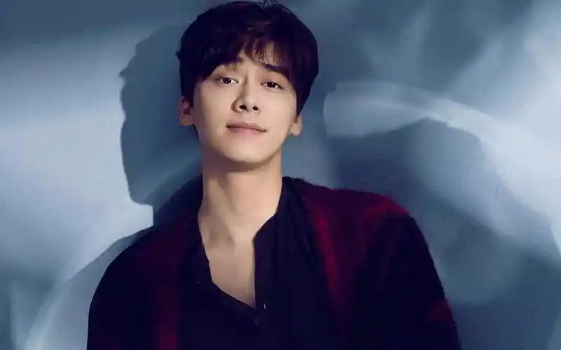 因太穷韩国女友痛甩后与杨幂传绯闻李易峰情史有多坎坷