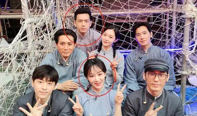 民国造型亮相在舞台上有一番互动,李现扮演的秋白先生与杨紫扮演的女