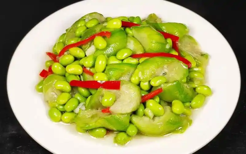 丝瓜炒毛豆的家常做法,出锅清淡爽口色泽碧绿,看起来就很有食欲