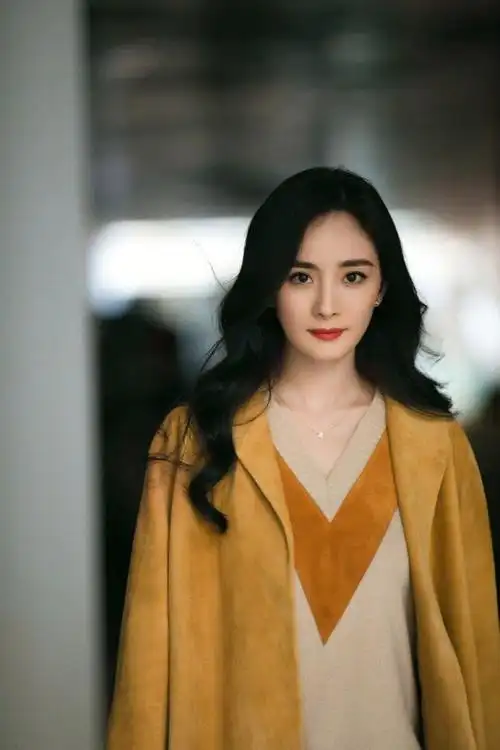 杨幂真会打扮姜黄色大衣内搭毛衣亮相大波浪卷发配长筒靴好美