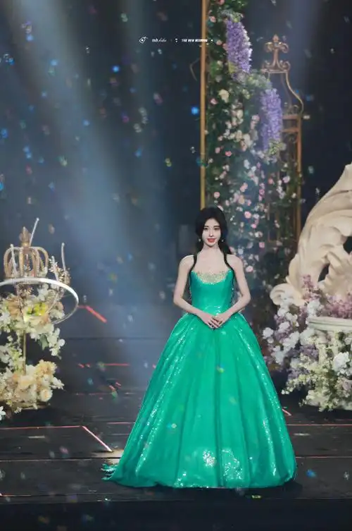 【明星】@鞠婧祎#snh48十周年演唱会#开场造型 ,身着一袭绿裙,呈现