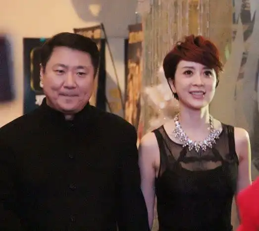 白手起家创办了博纳影视公司,从穷到富妻子臧黎璐陪于冬一起经历了