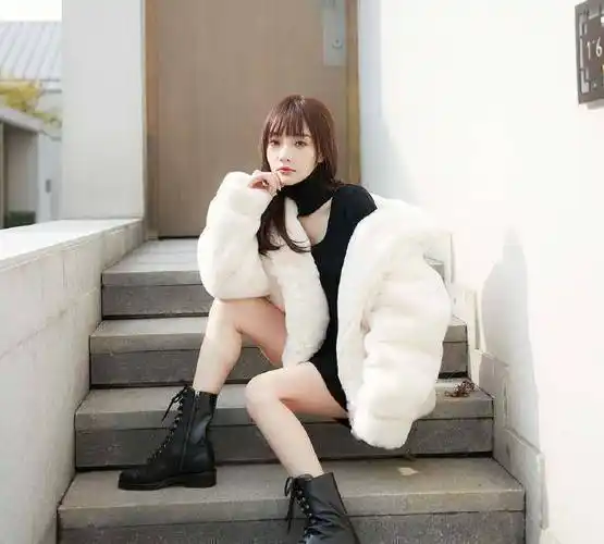 原创李小璐久违晒营业照当镜头转向侧颜时立体下巴让人移不开眼