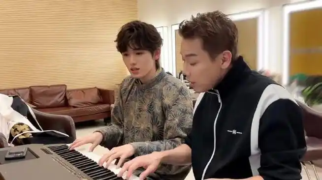 陶喆宋亚轩合照##宋亚轩陶喆弹琴vlog