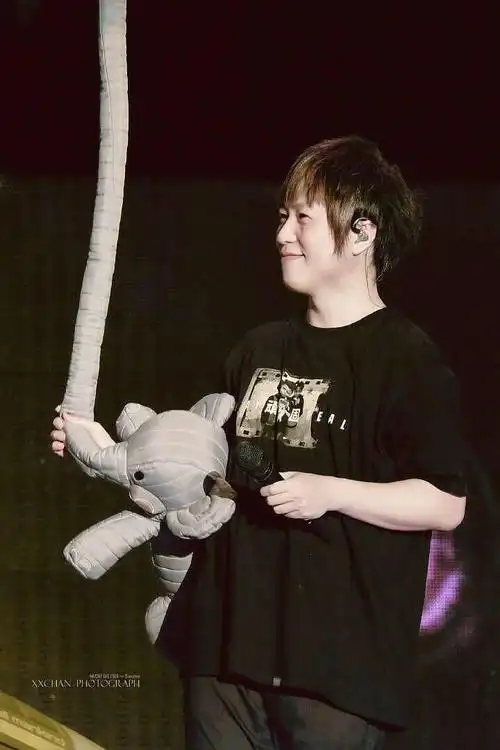 余菽壹的相册-摸摸陈信宏软趴趴的头毛