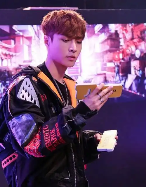 张艺兴私底下原来这么会穿,连体裤粉色外套,看上去起码年轻10岁